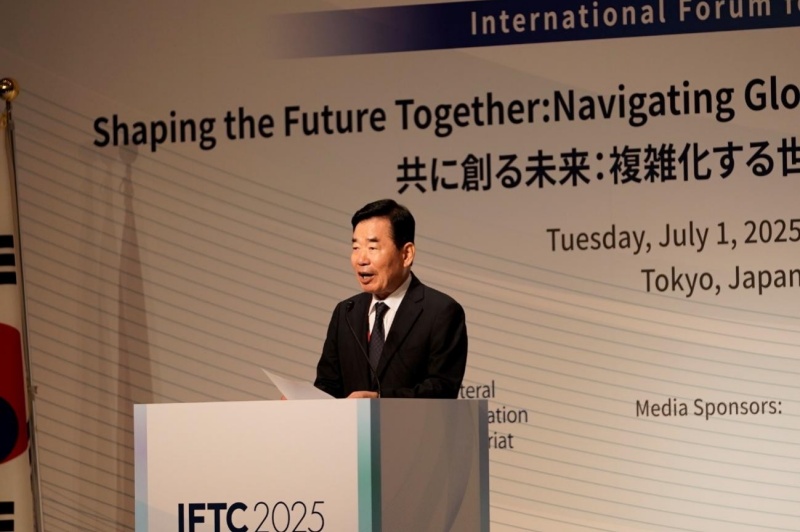 韩国全球创新研究院理事长、韩国国会前议长金振杓发表主旨演讲。中日韩合作秘书处供图