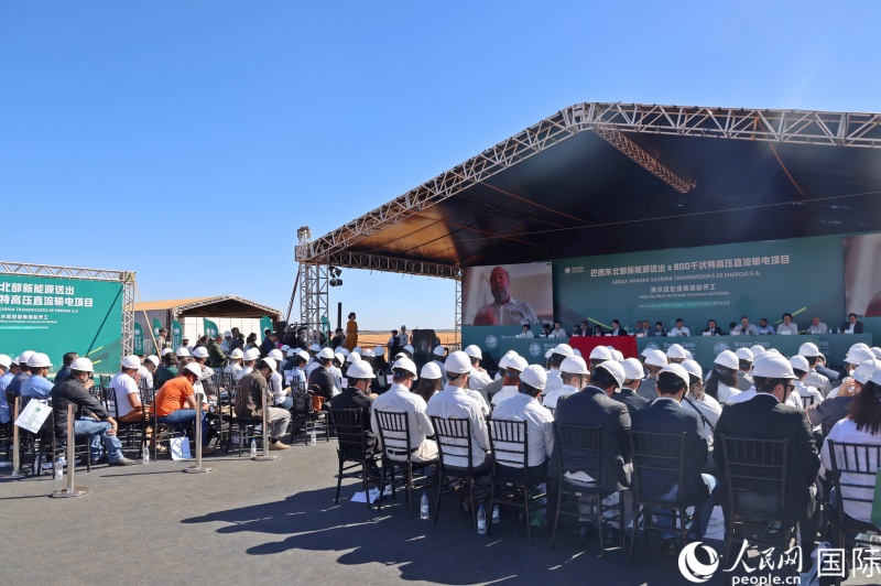 6月30日举行的巴西东北部特高压项目受端席尔瓦尼亚换流站开工活动上，巴西矿业和能源部长亚历山大·西尔韦拉线上致辞并宣读巴西总统卢拉的贺信。人民网记者 时元皓摄