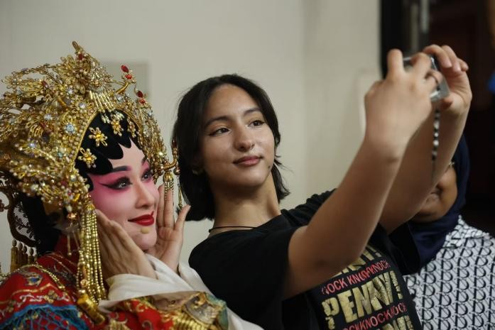 演出结束后，摩洛哥民众与演员自拍。拉巴特中国文化中心供图