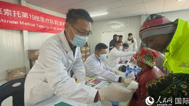 中国医疗队为项目员工诊疗。人民网记者 邹松摄