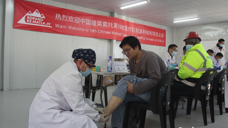 骨科专家为中国员工诊疗。人民网记者 邹松摄