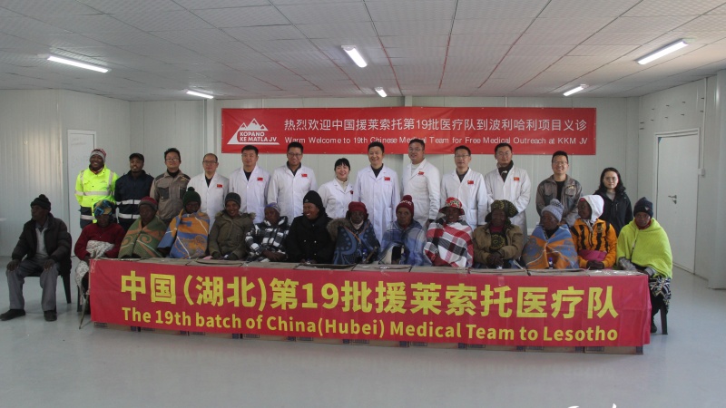中国医疗队与当地民众代表合影。人民网记者 邹松摄