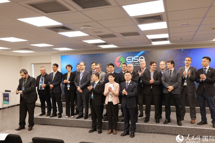 活动现场，中国-巴西电力创新联合体新成员进行签约。人民网记者 陈海琪摄