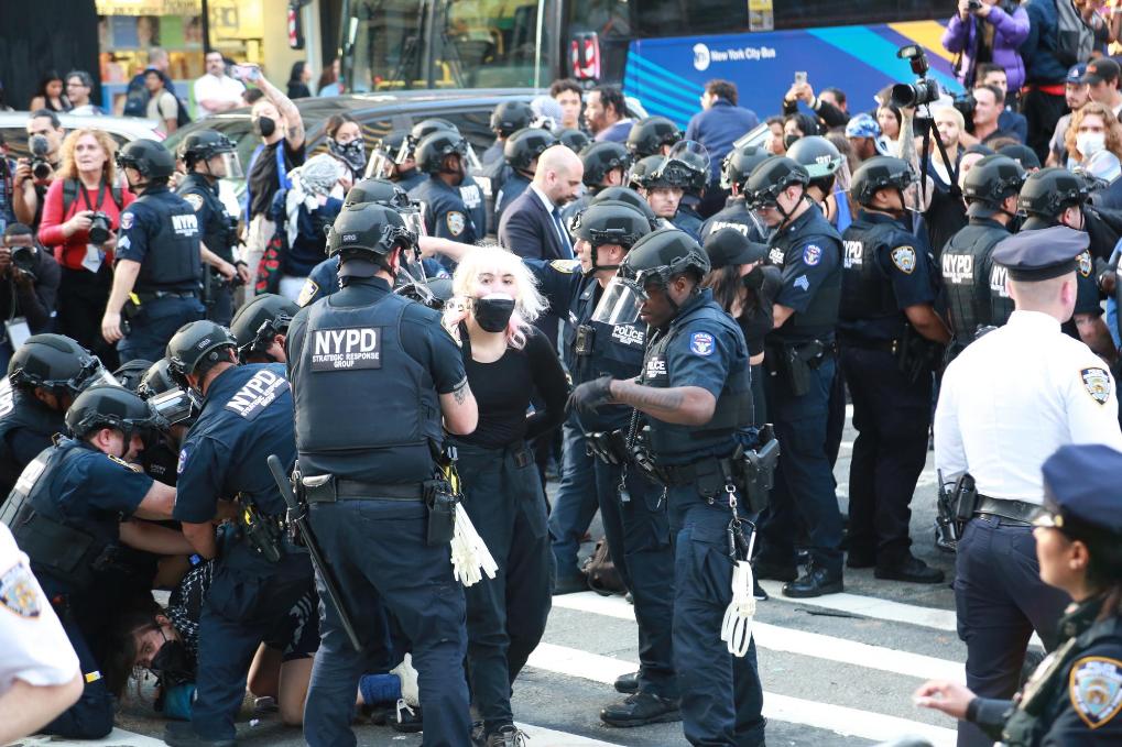 6月10日，在美国纽约曼哈顿下城联邦广场移民法庭附近，警察控制抗议者。新华社记者刘亚南摄