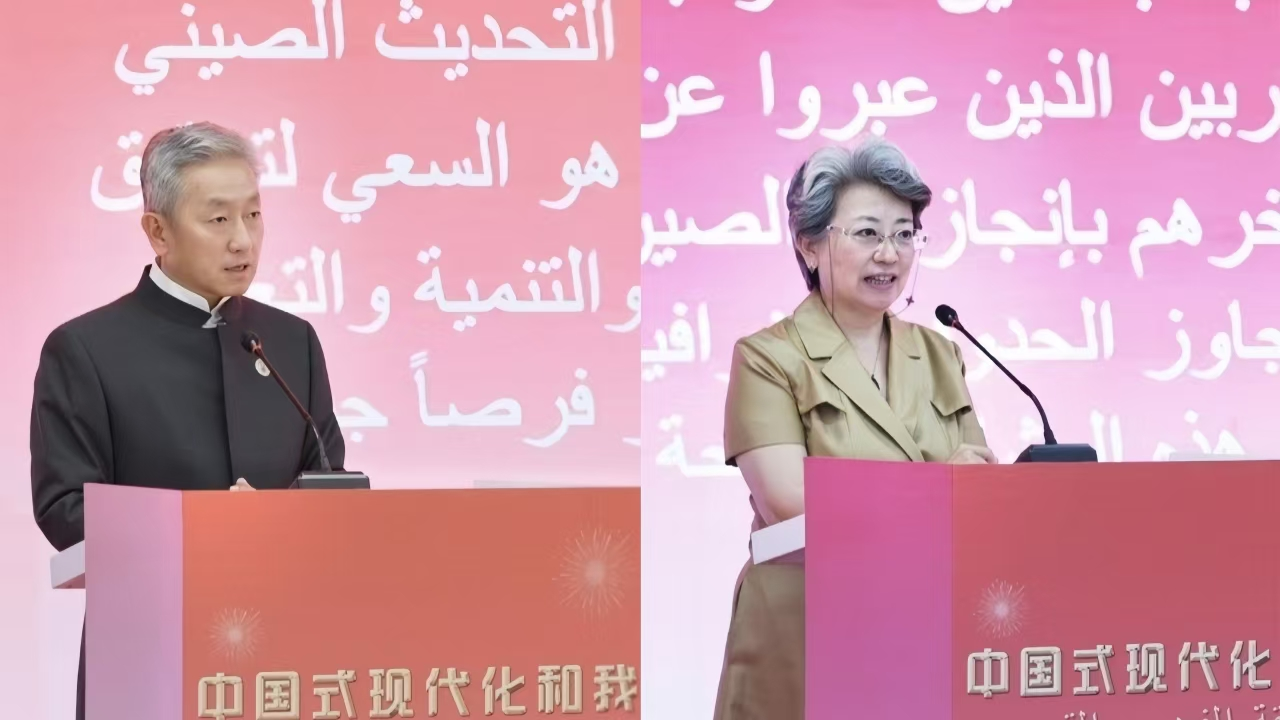中国驻迪拜大使张益明（左）、中国驻迪拜总领事欧渤芊分别致辞，主办方供图