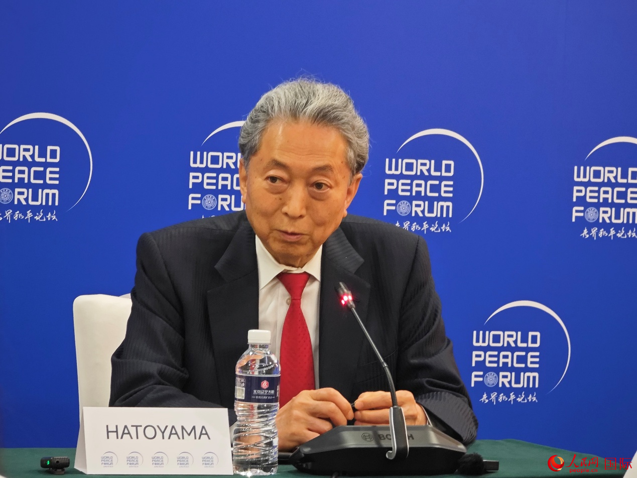 7月3日，日本前首相鸠山由纪夫在第十三届世界和平论坛期间出席专场新闻发布会。人民网记者 崔译戈摄