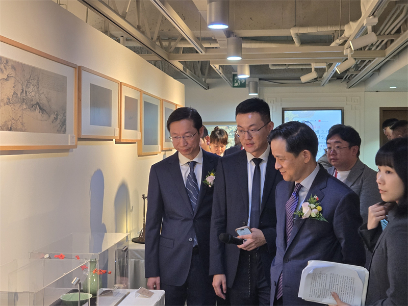 现场嘉宾一同观看展览。首尔中国文化中心供图