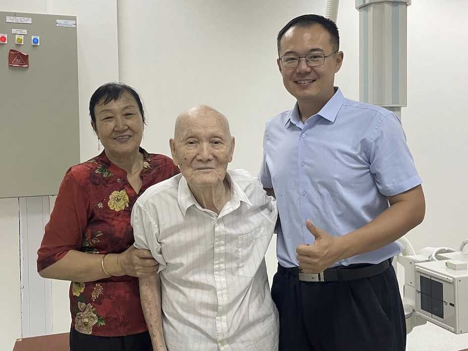 术后第10天，医疗队队员张久超为李伟麟做检查。医疗队供图