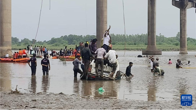 印度一桥梁垮塌造成10人死亡