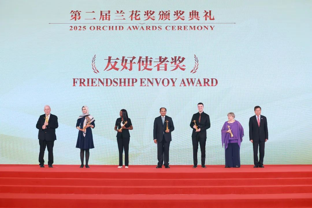 司徒建国现场领奖（右三）