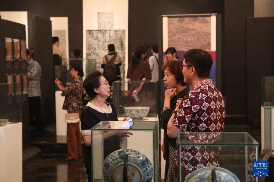 7月11日，在印度尼西亚雅加达，观众在纪念郑和下西洋620周年中国印尼文化交流展上交流。新华社记者 岑云鹏 摄