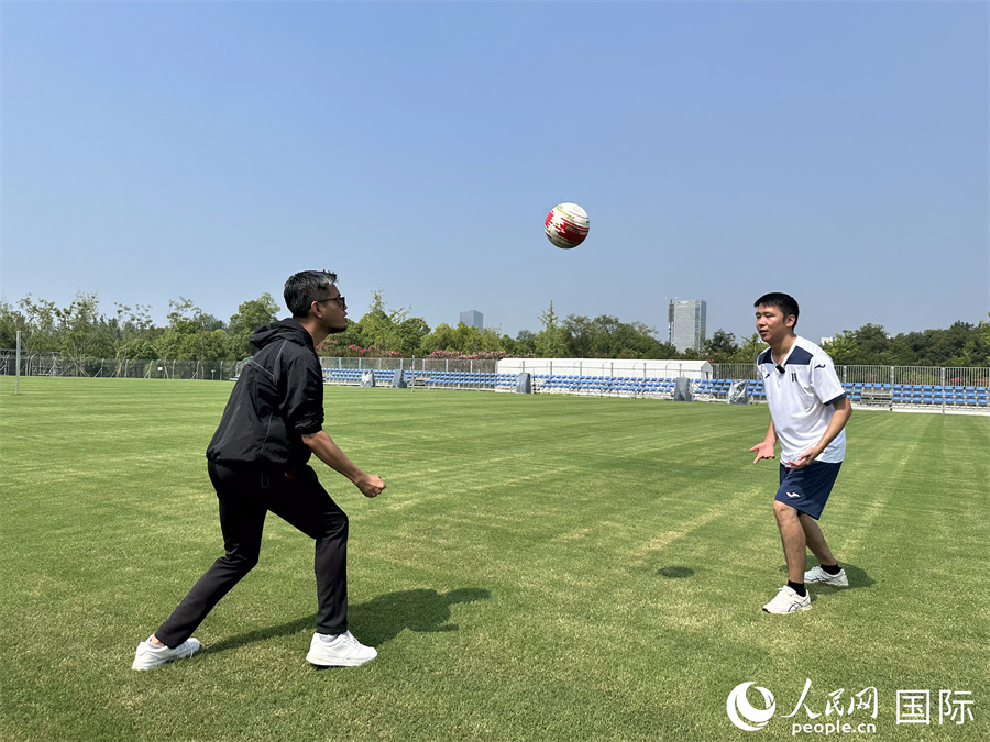 人民网外籍专家舒克里（左）在练习中。人民网 孙书宇摄