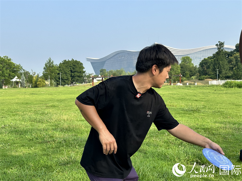 掷准飞盘运动员示范标准动作。 人民网 孙书宇摄