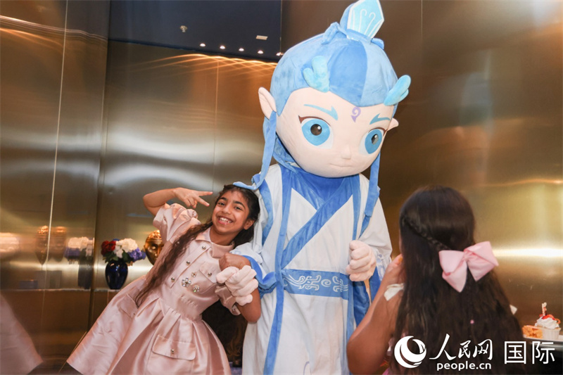 孩子们与玩偶合影。人民网记者任皓宇摄