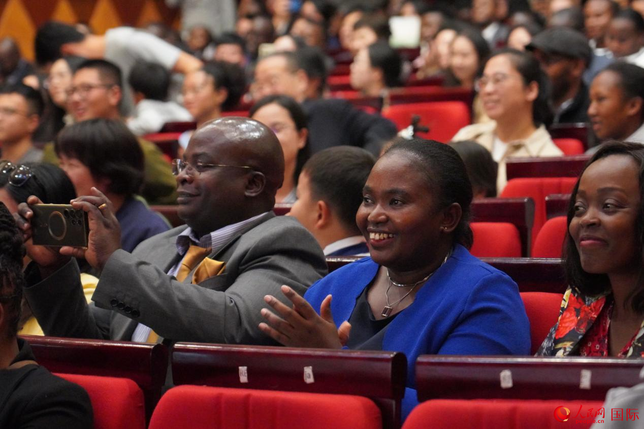 当地观众在欣赏演出。人民网记者 黄炜鑫摄