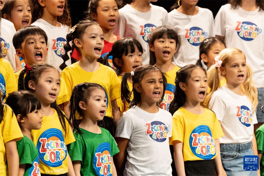 7月18日，在意大利博洛尼亚，绣球花小合唱团与安东尼亚诺小合唱团的团员们一起演唱歌曲。新华社记者 李京 摄