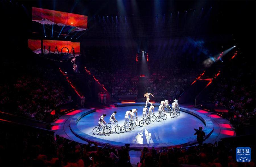 7月20日，在俄罗斯莫斯科，中国杂技团演员表演《驭风凌霄——男子集体车技》。新华社记者 孟菁 摄