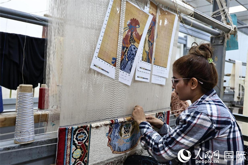 一名女工在织毯。人民网 伊纳斯·易卜拉欣摄