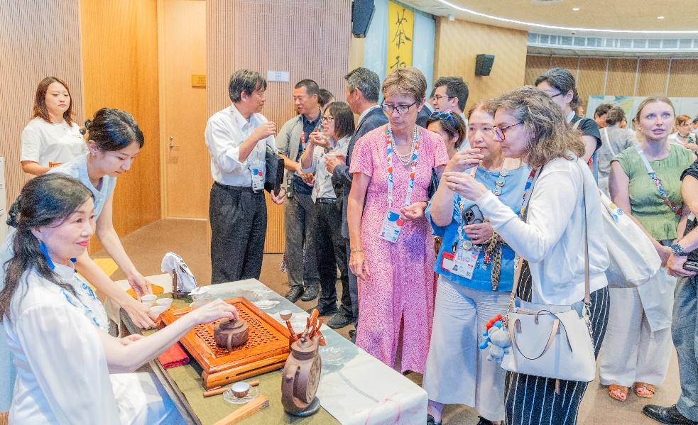 嘉宾品茗畅谈。中国驻大阪旅游办事处供图