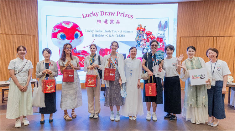 获奖嘉宾喜笑颜开，现场洋溢欢乐气氛。中国驻大阪旅游办事处供图