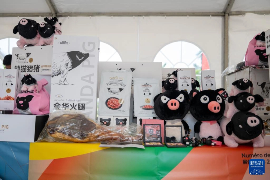 这是7月24日在加蓬首都利伯维尔举行的中国-加蓬商品展览会上拍摄的金华火腿和金华两头乌文创周边产品。新华社记者 郑扬子 摄