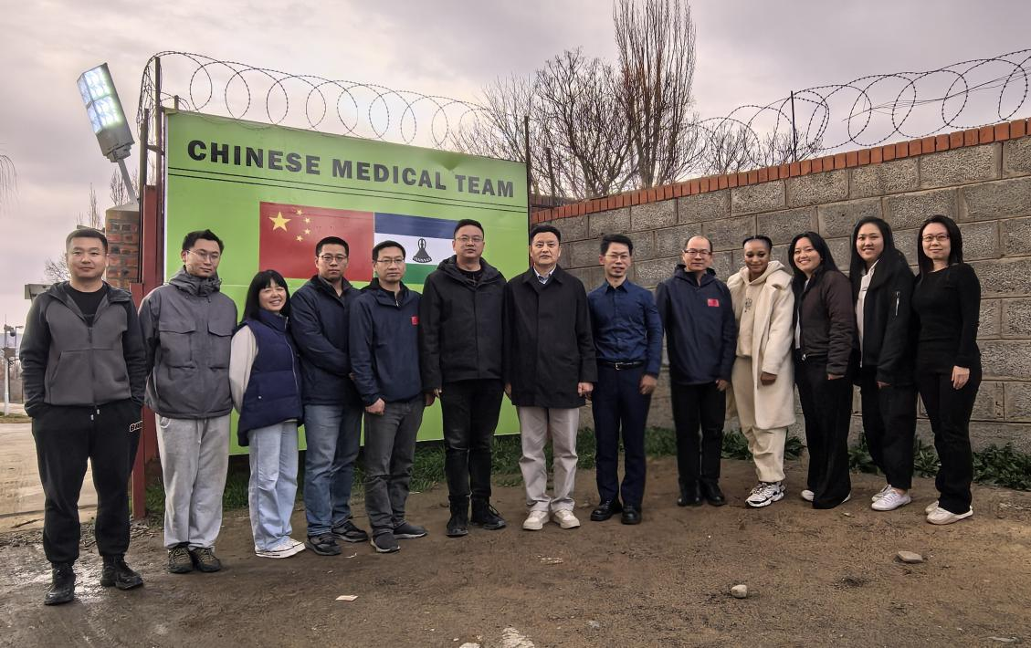 医疗队与非洲同仁合影留念。中国援莱索托医疗队供图