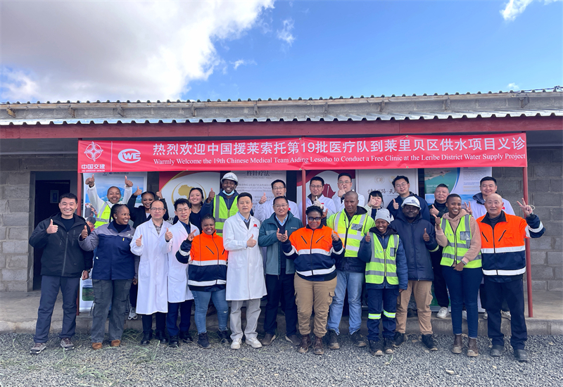 义诊团队与当地项目员工及民众合影。中国援莱医疗队供图