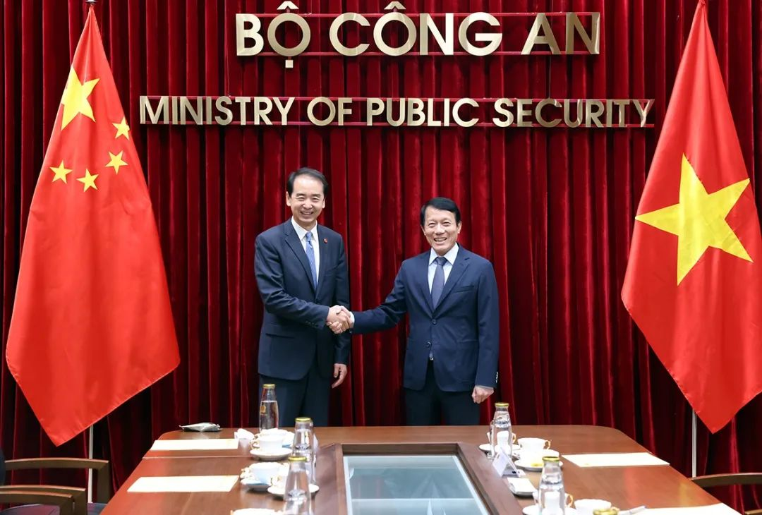 何炜大使（左）和梁三光合影。中国驻越南大使馆供图