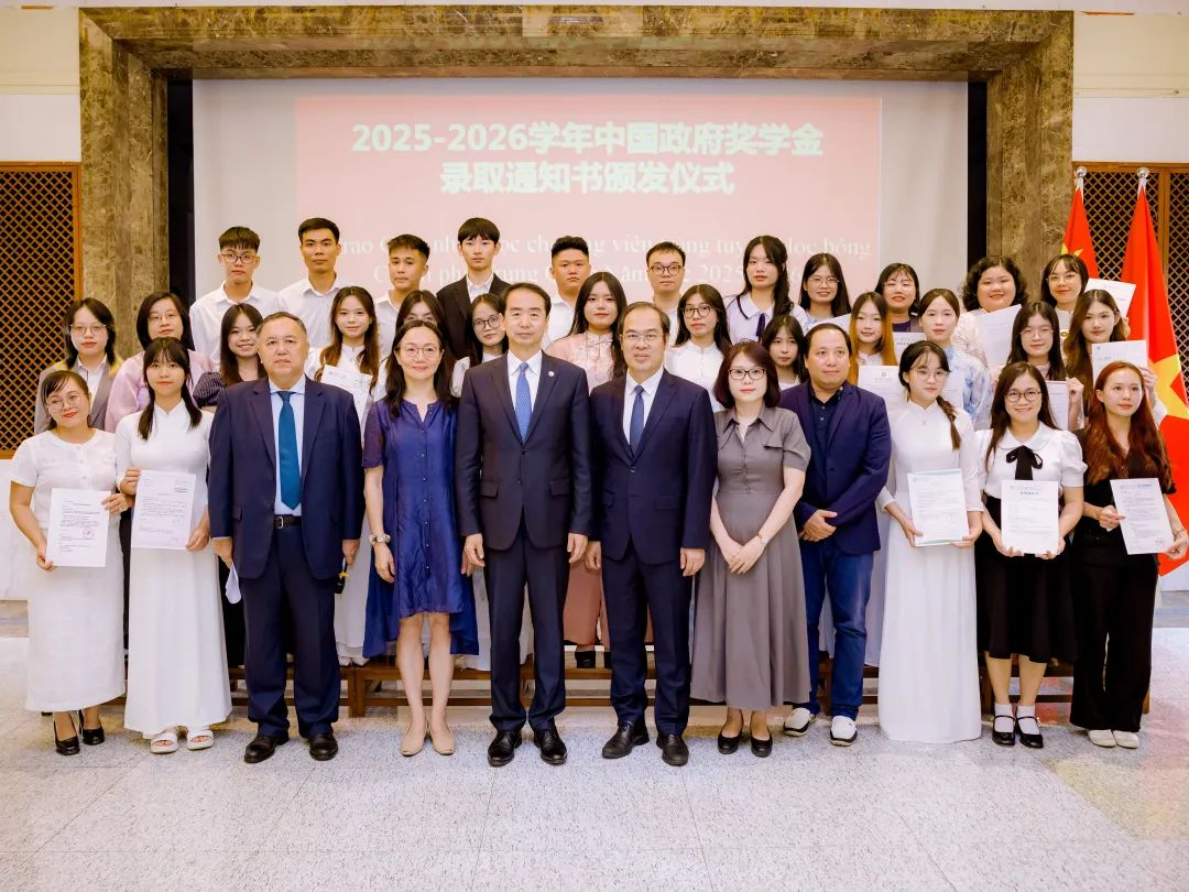 何炜大使携夫人（前排左五左四）和参加仪式代表合影留念。中国驻越南大使馆供图