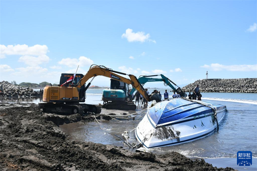 8月6日，在印度尼西亚巴厘岛，救援人员打捞“海豚2号”快艇。新华社发（印尼国家搜救局供图）