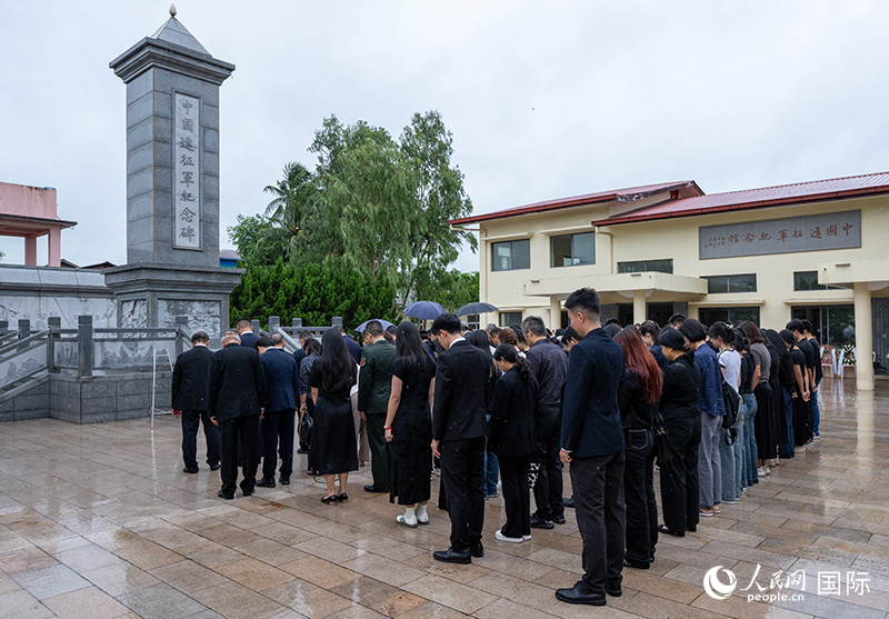 全体人员在中国远征军纪念碑前默哀追思。人民网记者谢佳君摄
