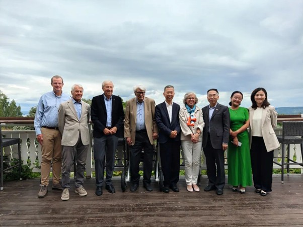 中国驻瑞典大使崔爱民与瑞典北极光基金会主席博·艾克曼等人合影。中国驻瑞典大使馆供图
