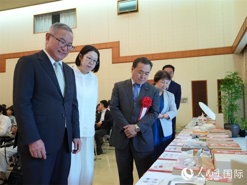 嘉宾共同观看二十四节气与中国非遗文化展品。人民网 许可摄