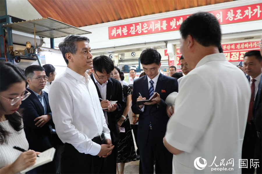 当地时间8月13日，中国驻朝鲜大使王亚军率使馆外交官等参观平壤金正淑纺织厂。图为中方一行参观纺纱车间。人民网记者 刘融摄