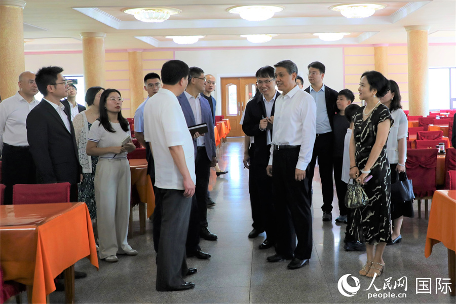 当地时间8月13日，中国驻朝鲜大使王亚军率使馆外交官等参观平壤金正淑纺织厂。图为中方一行参观工厂食堂。人民网记者 刘融摄