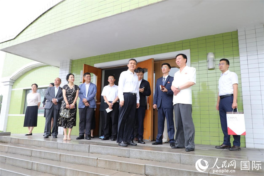 当地时间8月13日，中国驻朝鲜大使王亚军率使馆外交官等参观平壤金正淑纺织厂。图为李勇根介绍工厂历史沿革、生产能力、发展理念等情况。人民网记者 刘融摄