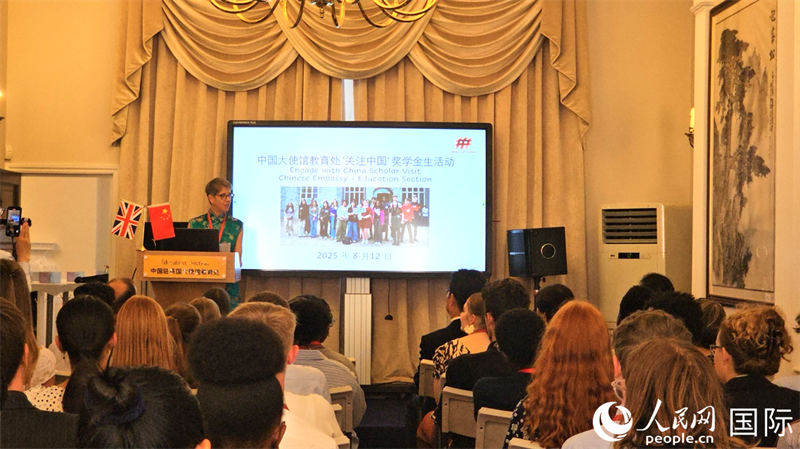 “关注中国”创始人之一童海珍介绍“关注中国”奖学金项目具体情况。人民网 徐量摄