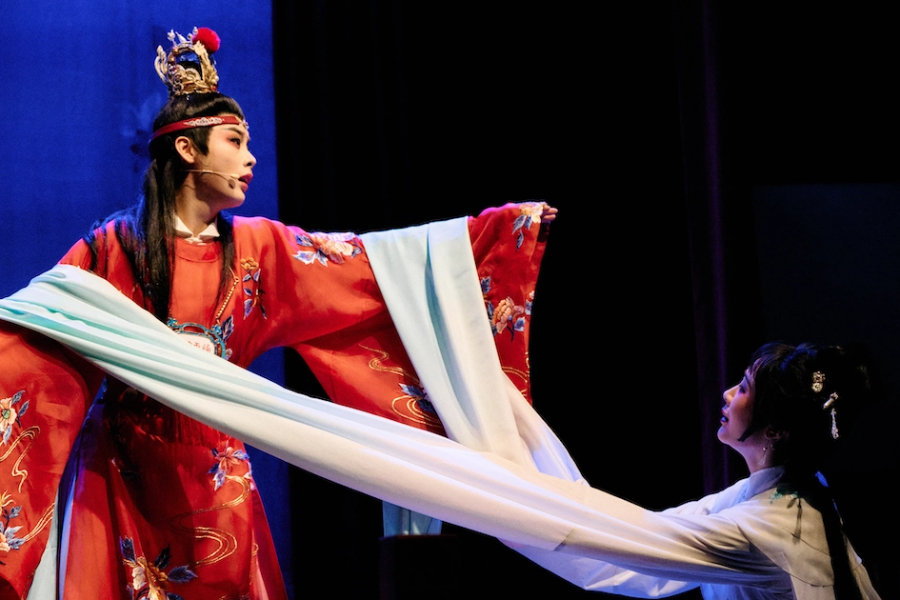 越剧表演艺术家陈丽君（饰贾宝玉）、徐虹（饰薛宝钗）、郑晓（饰林黛玉）表演 越剧《红楼梦·葬花吟》杨浩鹏摄