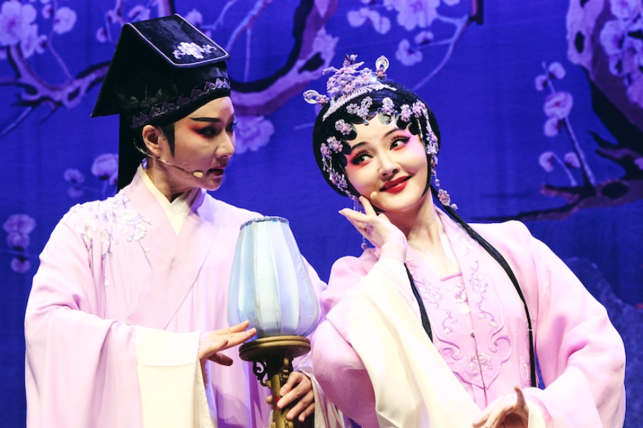 越剧表演艺术家李霄雯（饰柳梦梅）、徐叶娜（饰杜丽娘）表演 越剧《牡丹亭·幽媾》。杨浩鹏摄