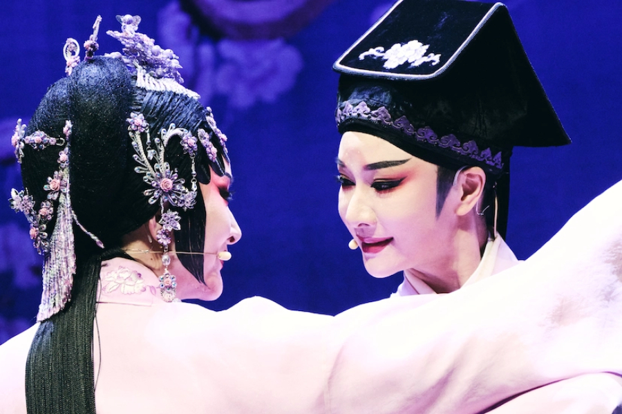 越剧表演艺术家李霄雯（饰柳梦梅）、徐叶娜（饰杜丽娘）表演 越剧《牡丹亭·幽媾》。杨浩鹏摄