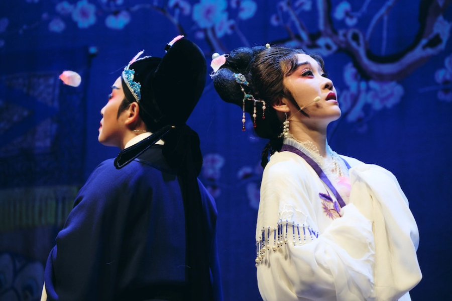 越剧表演艺术家李霄雯（饰柳梦梅）、徐叶娜（饰杜丽娘）表演 越剧《牡丹亭·幽媾》。
