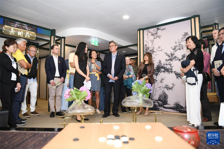 8月22日，在瑞士伯尔尼中国文化中心，嘉宾在 “安善萃锦——中式生活美学展”开幕式上聆听讲解。新华社记者 连漪 摄