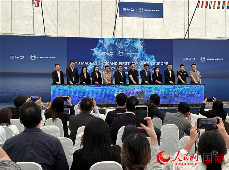 启航仪式现场。人民网记者 简承渊摄