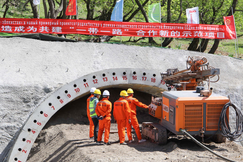 2025年4月29日，工作人员在吉尔吉斯斯坦贾拉拉巴德地区的中吉乌铁路重点控制性工程开工现场忙碌。新华社发（罗曼 摄）