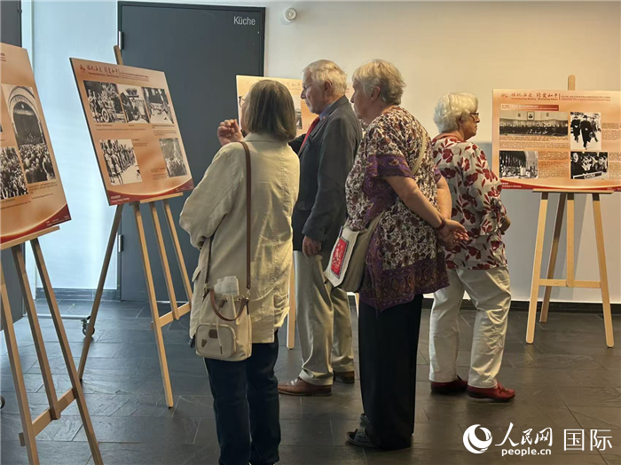 来宾观看图片展。人民网记者 徐馨摄
