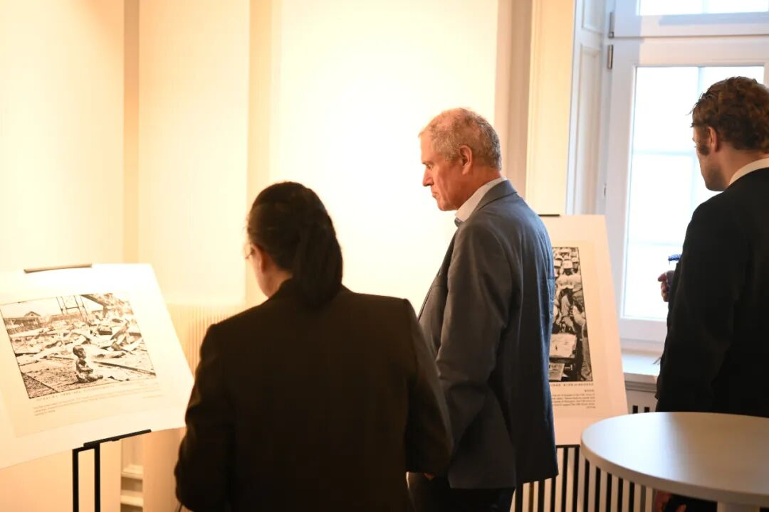 来宾观看中国人民抗日战争主题图片展。中国驻丹麦大使馆供图