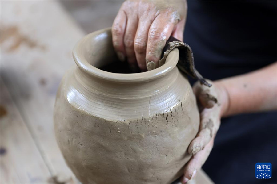 9月14日，在墨西哥瓦哈卡州的圣巴托洛科约特佩克市，一名黑陶手工艺者给陶土塑形。新华社记者 李梦馨 摄