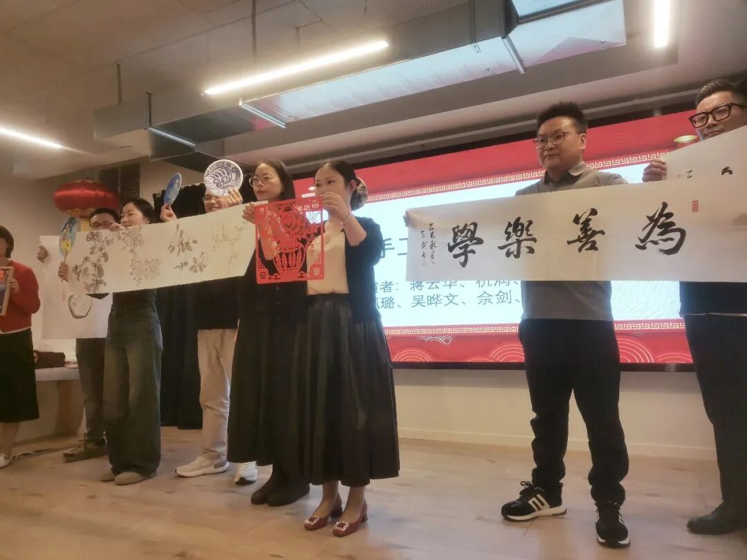 书法国画展示。中国驻丹麦大使馆供图