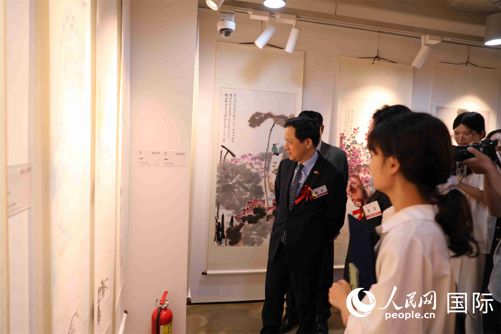 中韩嘉宾参观书画展展出的作品。人民网记者  莽九晨摄