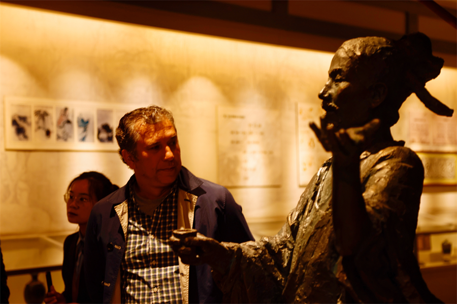 塔吉克斯坦《General Director》总裁法里敦·乌斯莫诺夫在诗人杜牧像前驻足。张赫摄